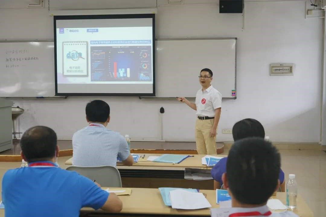 潘强老师在省赛现场决赛中.jpg 潘强老师在省赛现场决赛中.jpg