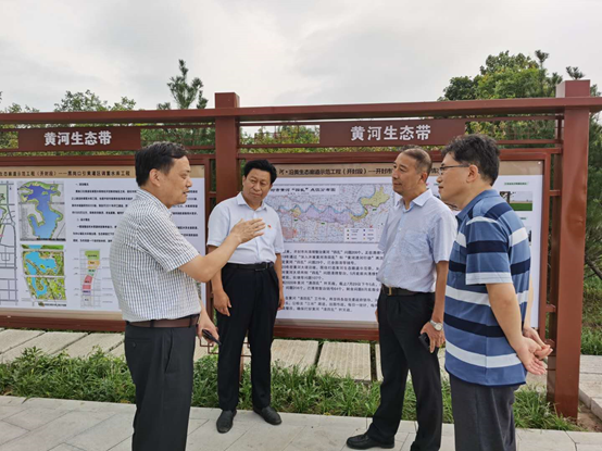 校长刘文锴在黄河河南段调研.jpg 校长刘文锴在黄河河南段调研.jpg