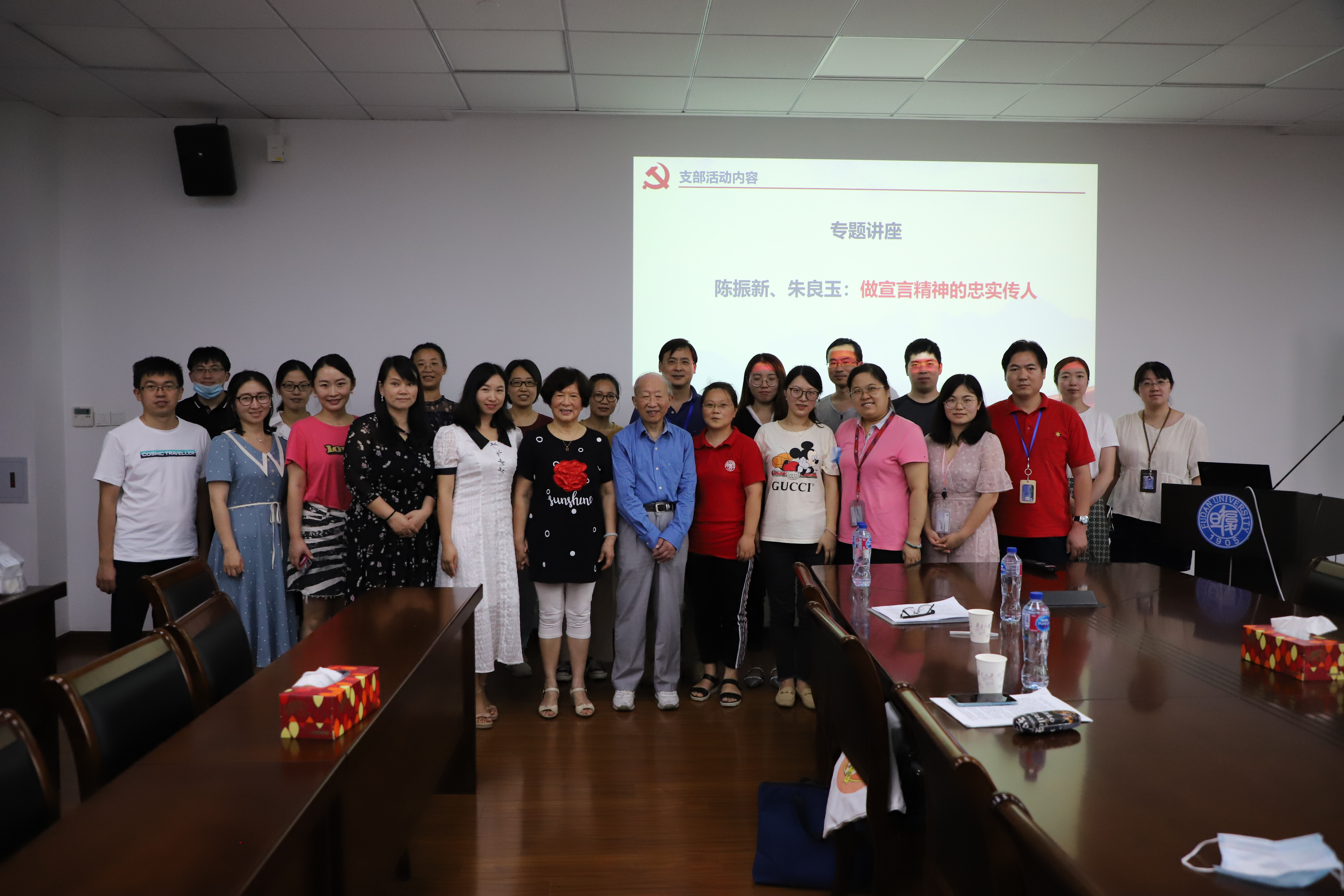 合影.JPG 合影.JPG