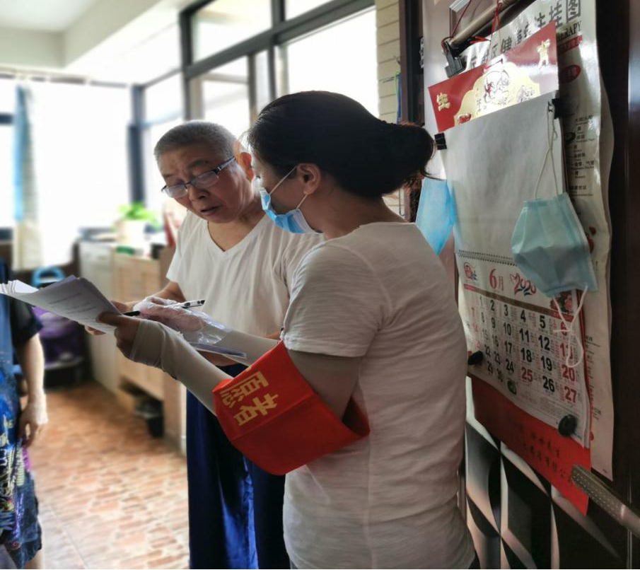 图为郑欣老师社区志愿工作.png 图为郑欣老师社区志愿工作.png