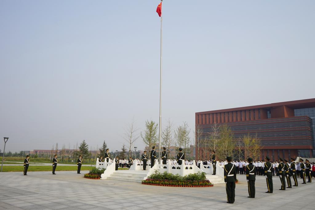 升旗仪式现场.jpg 升旗仪式现场.jpg