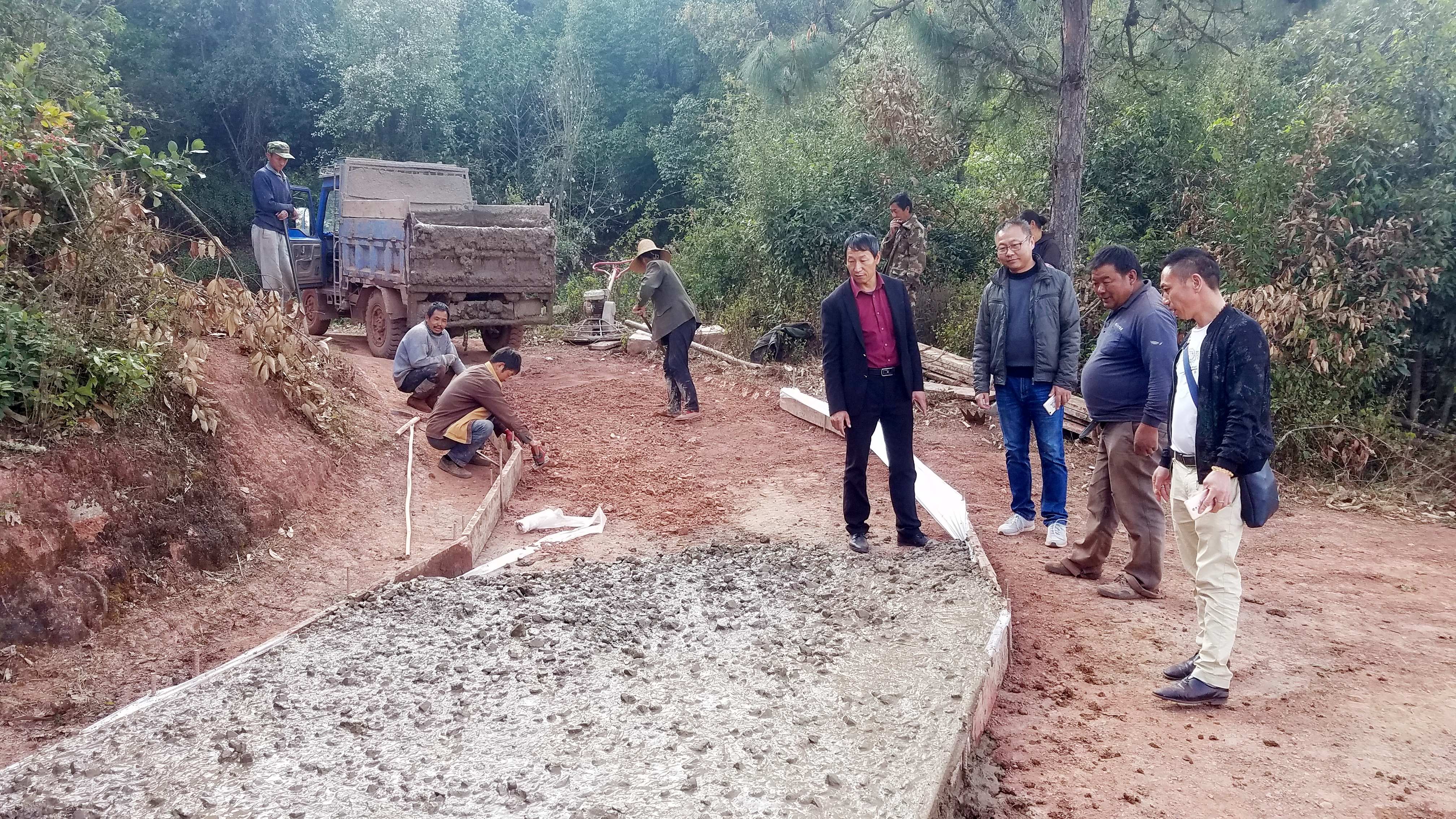 实地查看工程建设质量.jpg 实地查看工程建设质量.jpg