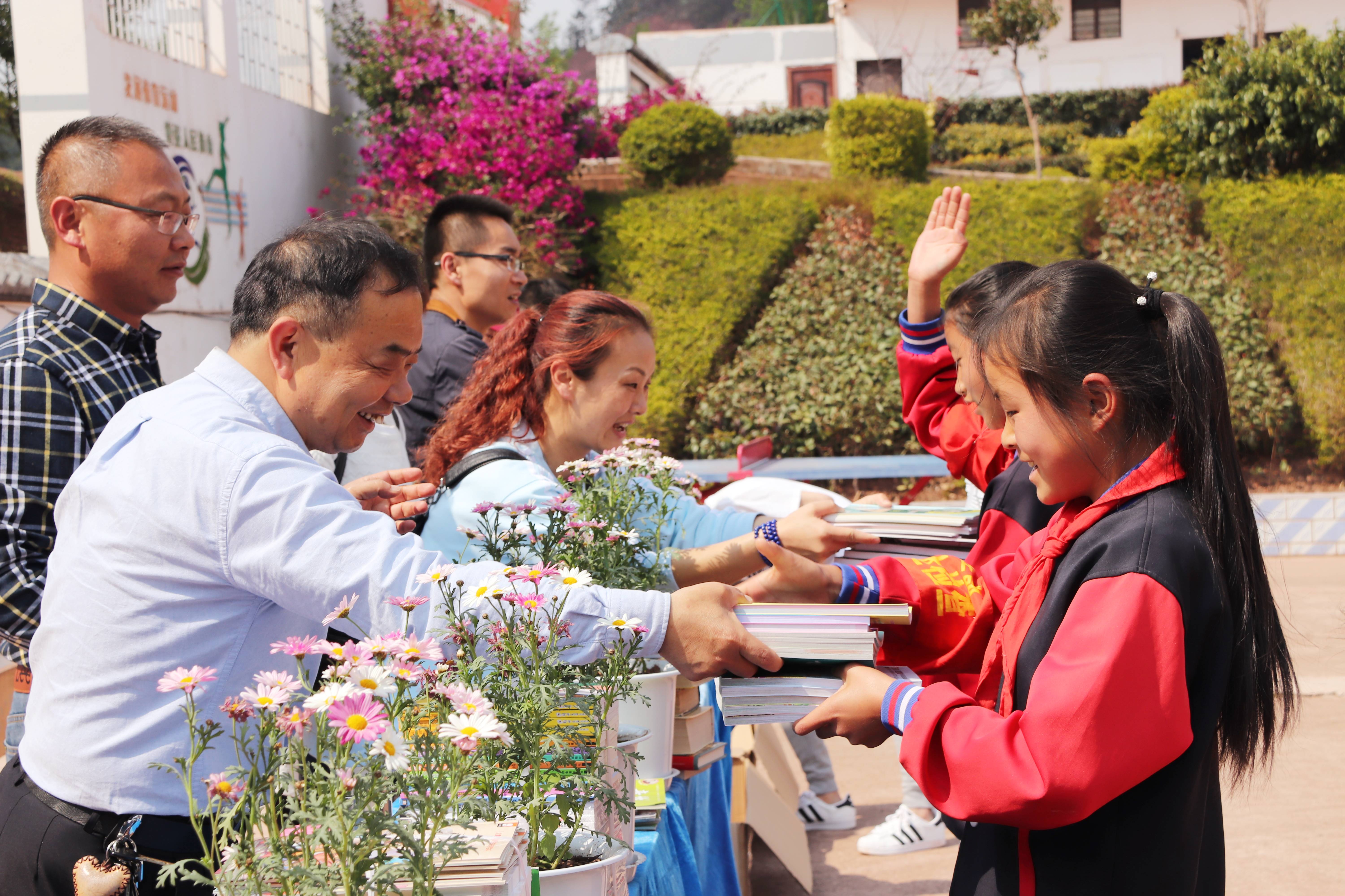 开展教育扶贫.jpg 开展教育扶贫.jpg