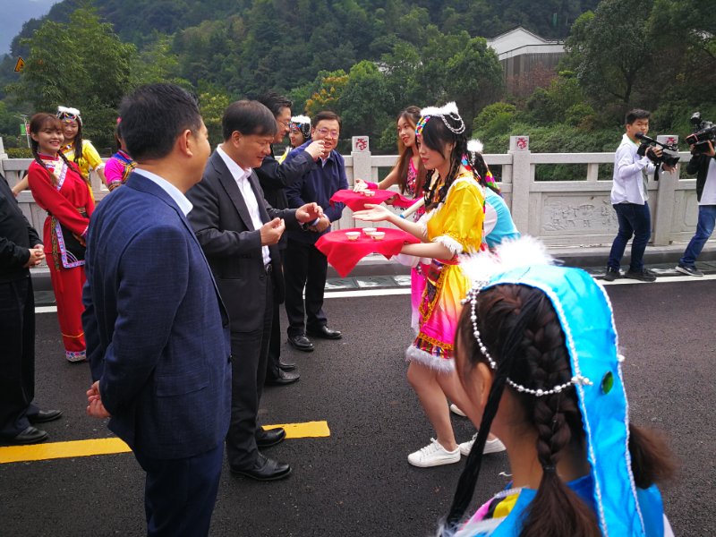 1接力棒志愿服务队队员给嘉宾敬茶.jpg 1接力棒志愿服务队队员给嘉宾敬茶.jpg