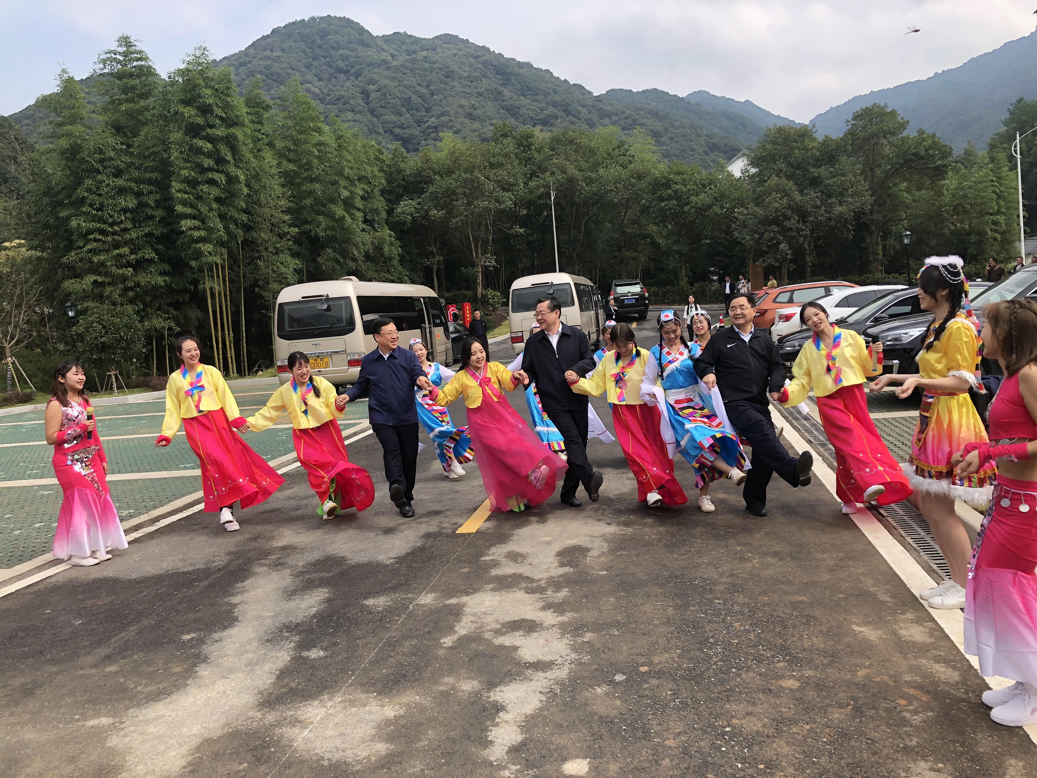 2嘉宾和接力棒志愿服务队队员跳起欢快的民族舞蹈.jpg 2嘉宾和接力棒志愿服务队队员跳起欢快的民族舞蹈.jpg