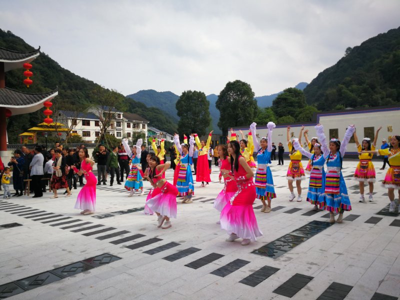 3接力棒志愿服务队表演舞蹈《爱我中华》.jpg 3接力棒志愿服务队表演舞蹈《爱我中华》.jpg