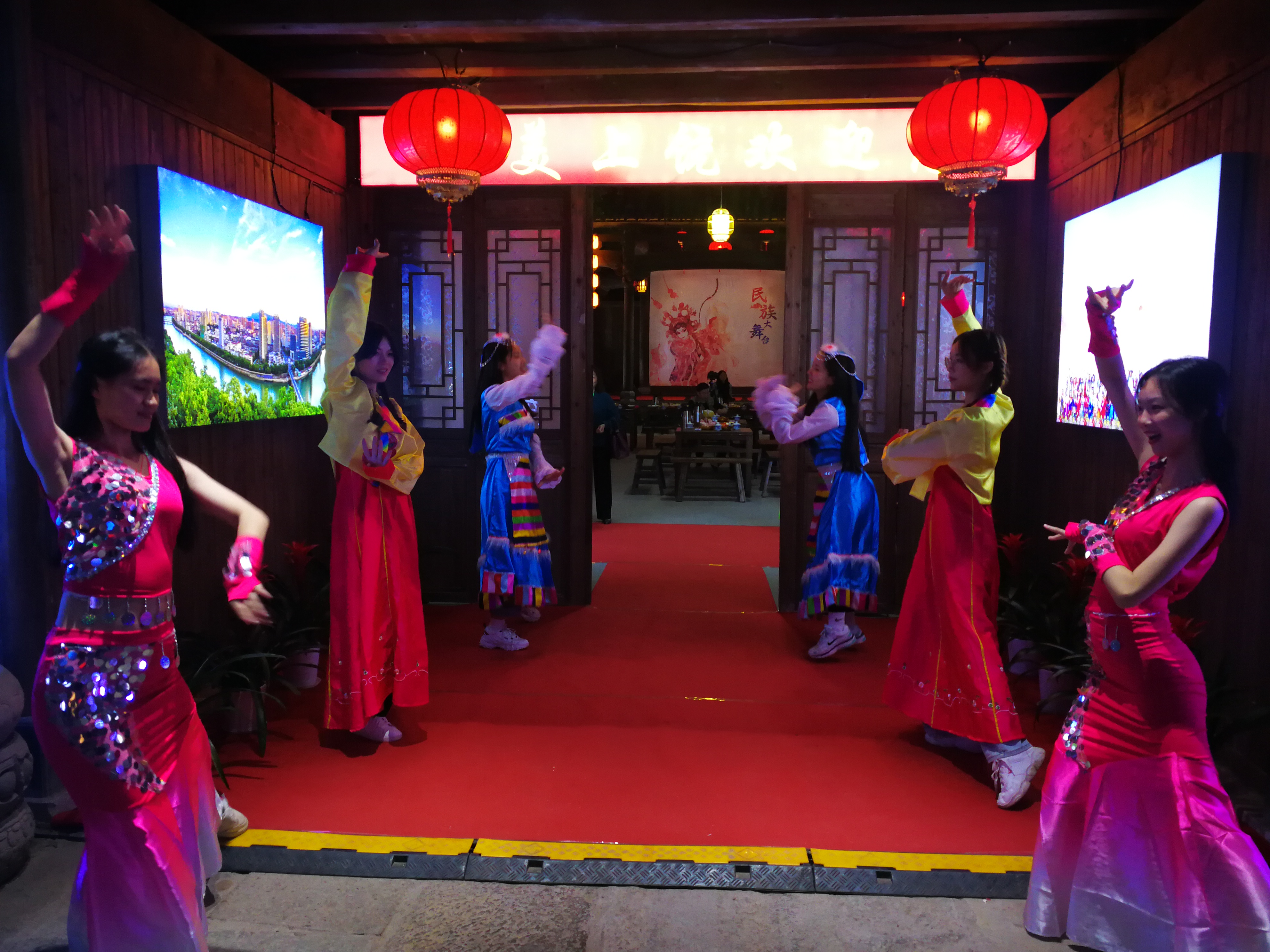 4接力棒志愿服务队队员现场服务.jpg 4接力棒志愿服务队队员现场服务.jpg