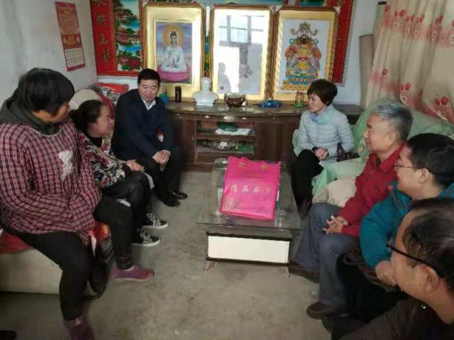 机电工程学院党总支赵素琴书记、李文星院长等到封丘县城关乡开展扶贫工作和志愿服务工作.jpg 机电工程学院党总支赵素琴书记、李文星院长等到封丘县城关乡开展扶贫工作和志愿服务工作.jpg