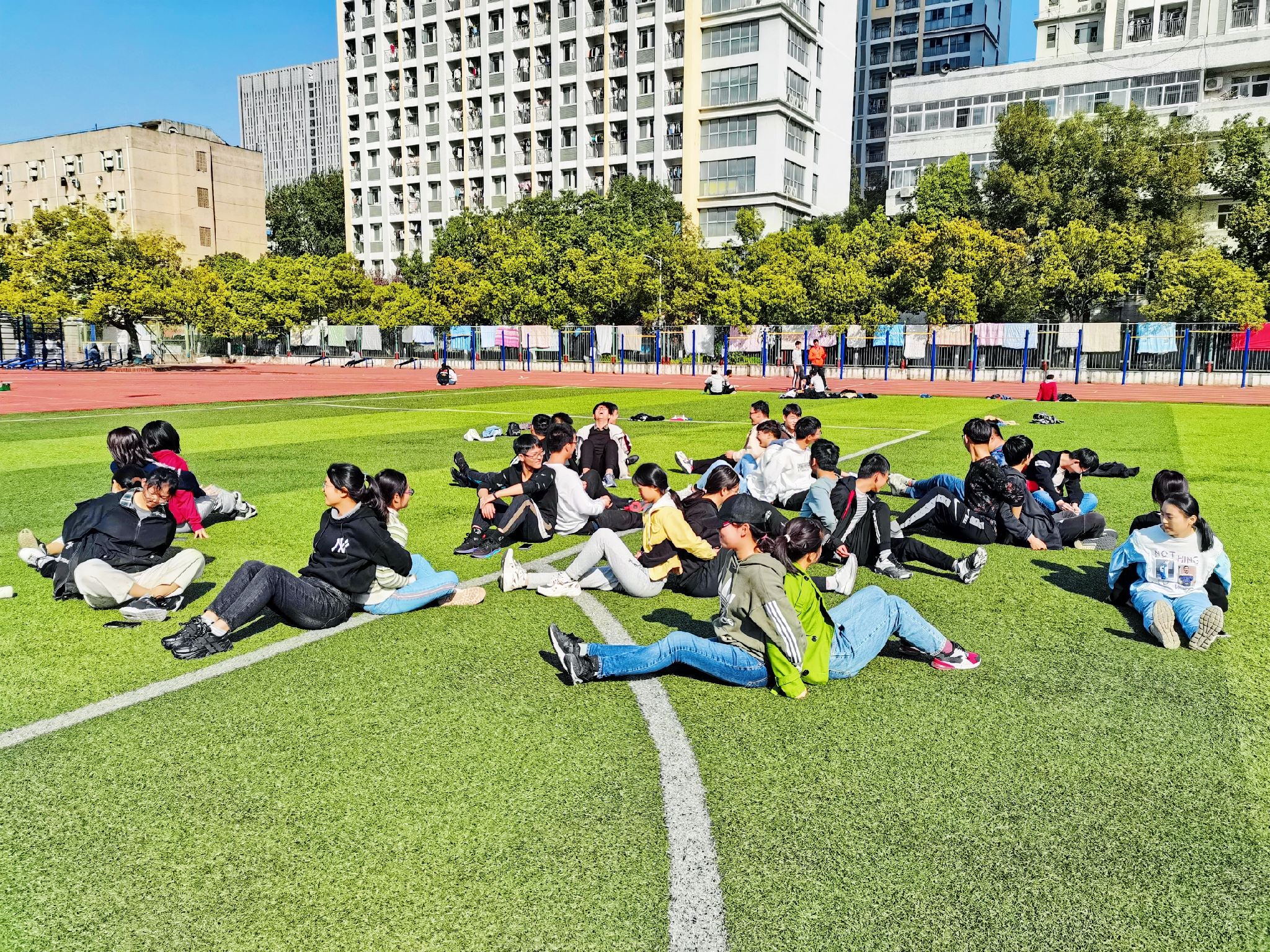 39班创意拥抱合2影(1).jpg 39班创意拥抱合2影(1).jpg