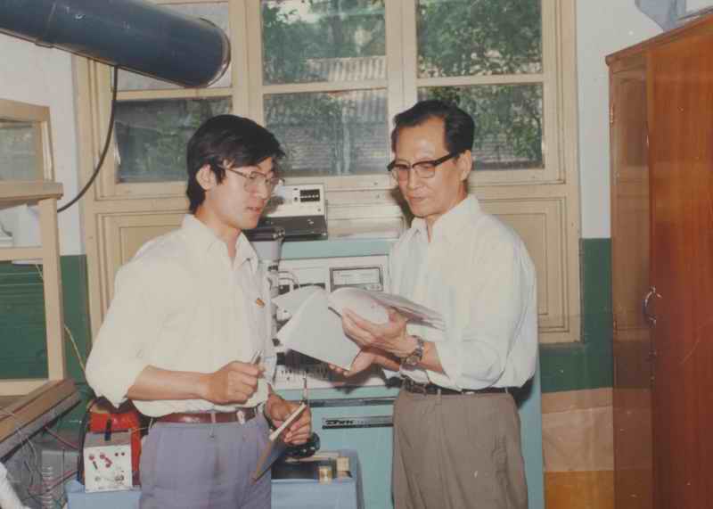 全国劳动模范周尧和指导学生.jpg 全国劳动模范周尧和指导学生.jpg