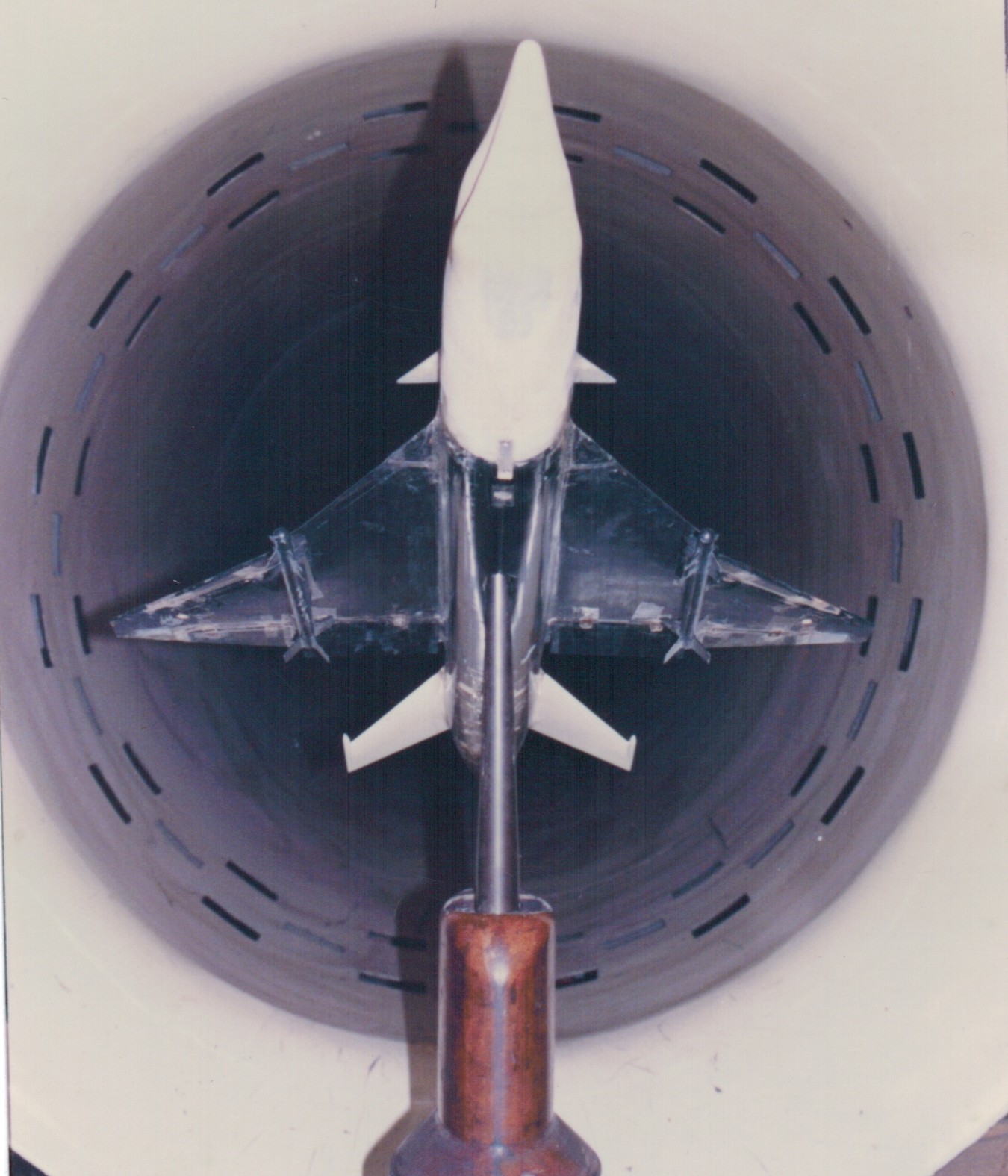 1、沙伯南教授设计的歼-7E飞机风洞实验模型.jpg 1、沙伯南教授设计的歼-7E飞机风洞实验模型.jpg