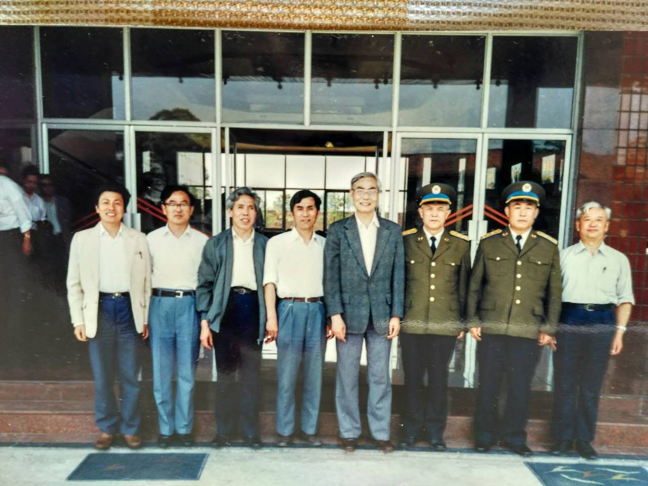 4、西工大歼7-E研发人员与空军领导合影.jpg 4、西工大歼7-E研发人员与空军领导合影.jpg