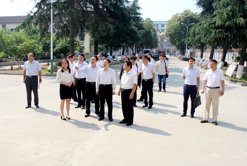 校党委书记张炜到汉中调研精准扶贫工作.jpg 校党委书记张炜到汉中调研精准扶贫工作.jpg