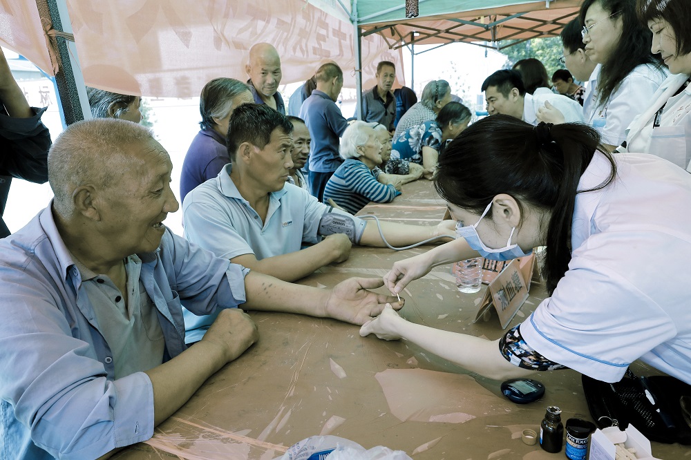 2017年5月20日西工大组织医护人员赴渭南线王村义诊并赠送药品.JPG 2017年5月20日西工大组织医护人员赴渭南线王村义诊并赠送药品.JPG