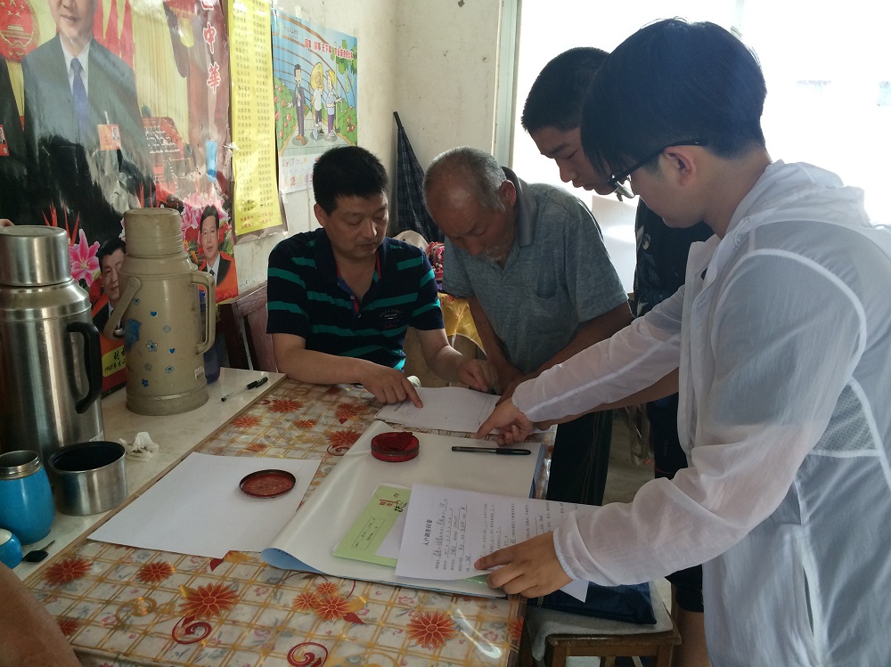 我校扶贫人员王坤庆、赵丽岩为贫困村户争取项目.jpg 我校扶贫人员王坤庆、赵丽岩为贫困村户争取项目.jpg