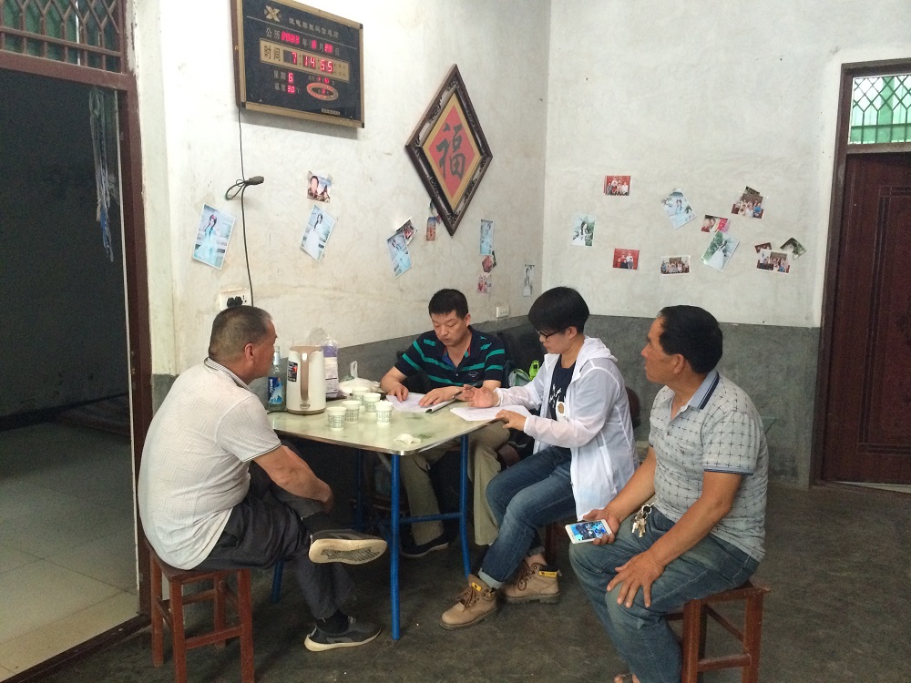 驻村工作队深入贫困户家中开展帮扶工作.JPG 驻村工作队深入贫困户家中开展帮扶工作.JPG