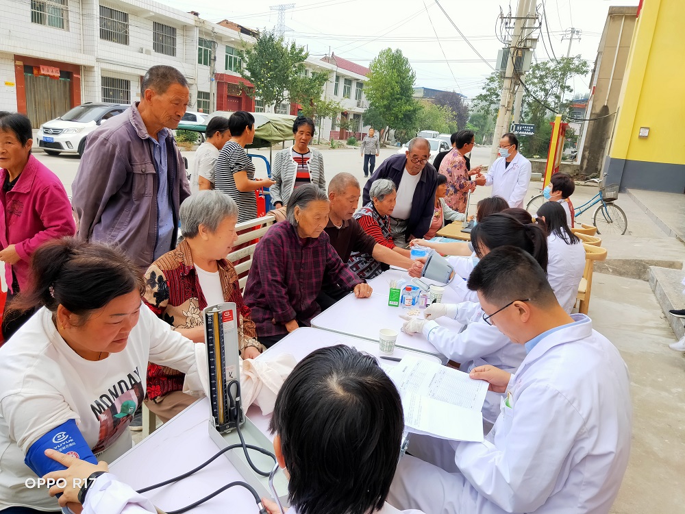 西工大医院在东大卫生院开展义诊活动 (2).jpg 西工大医院在东大卫生院开展义诊活动 (2).jpg