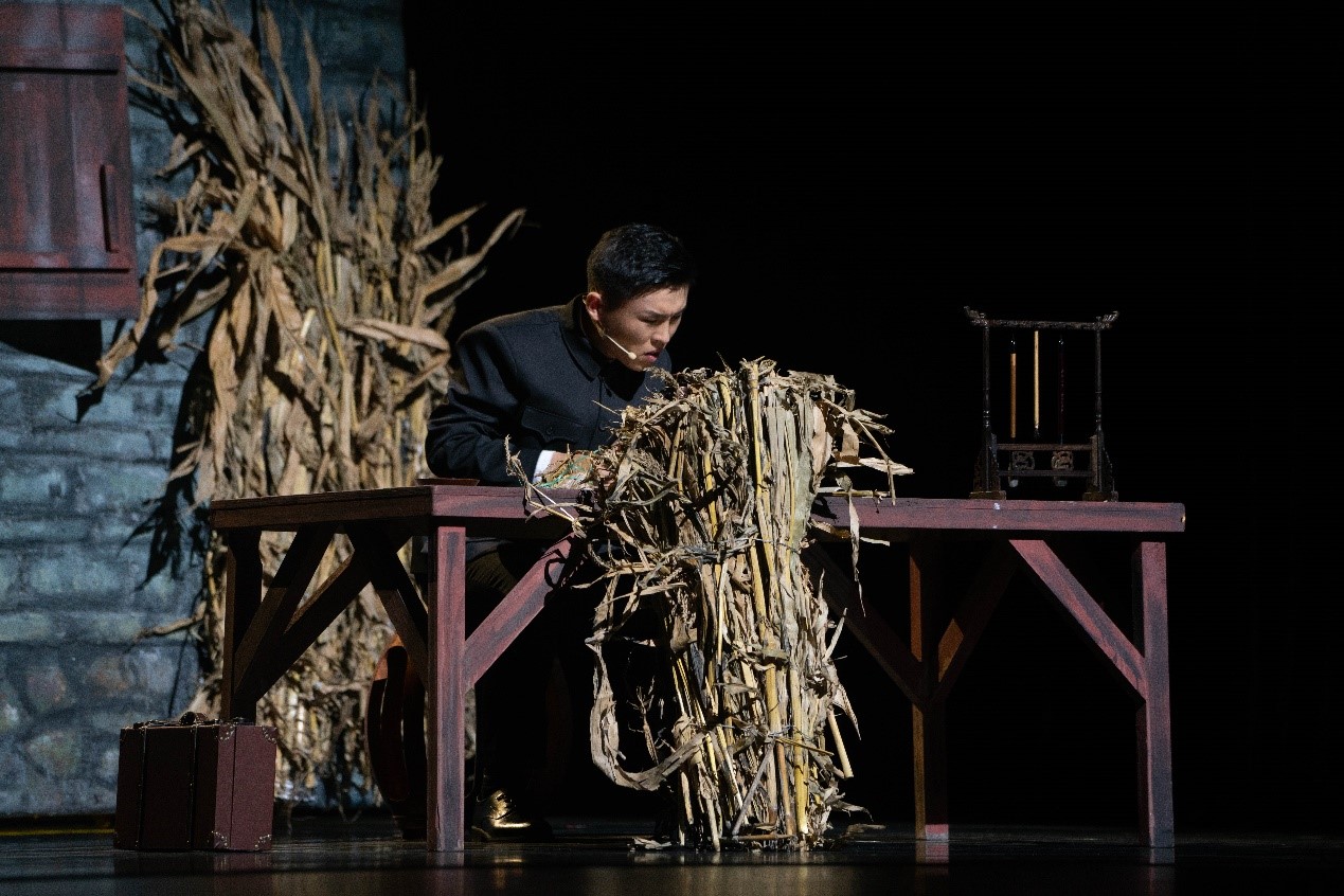 2019年任重书院《陈望道》大师剧剧照“柴房翻译《共产党宣言》”.jpg 2019年任重书院《陈望道》大师剧剧照“柴房翻译《共产党宣言》”.jpg