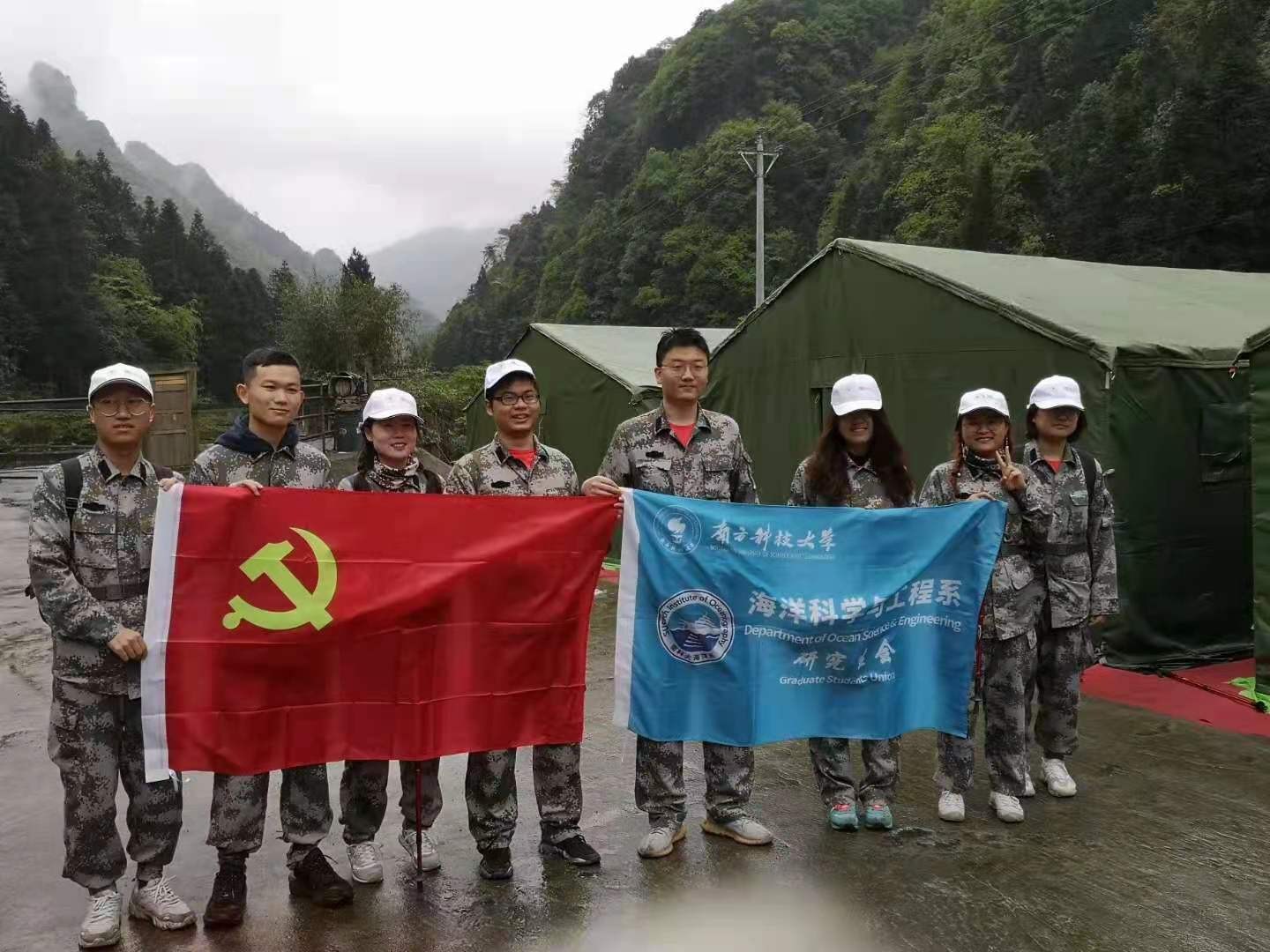 3同志们在夜宿的帐篷前留影.jpg 3同志们在夜宿的帐篷前留影.jpg