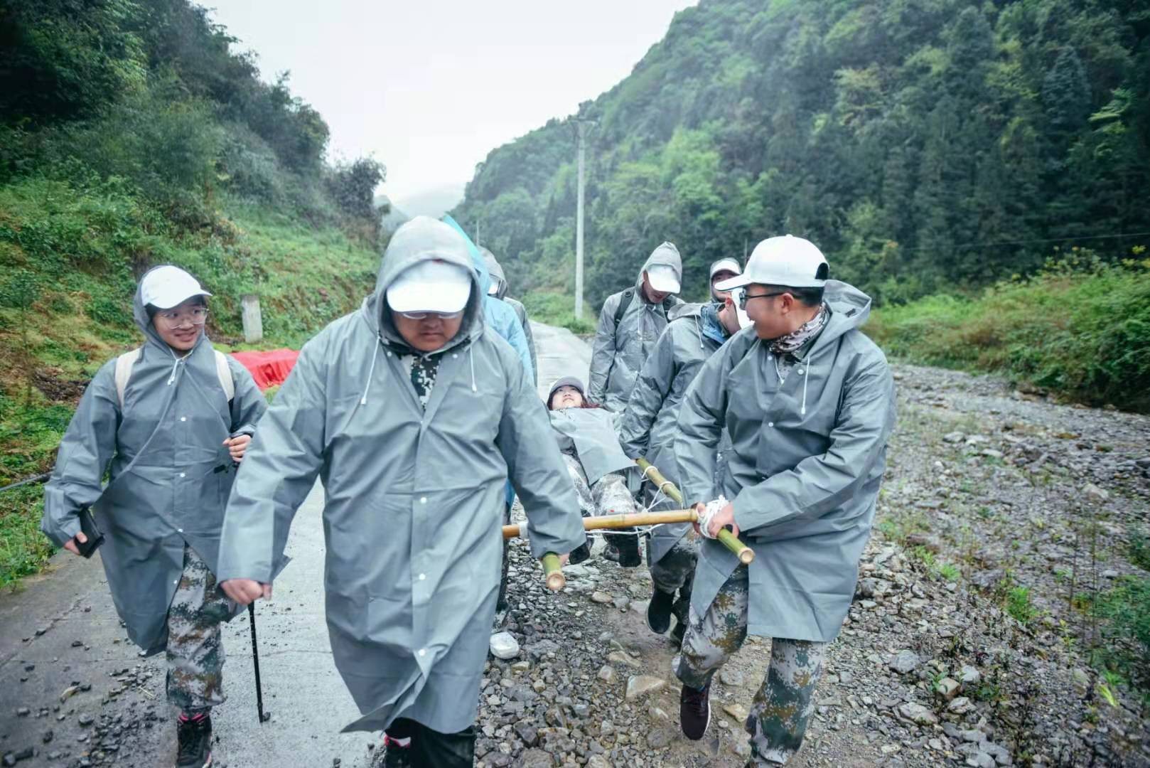 4自制担架带着“伤员”前行.jpg 4自制担架带着“伤员”前行.jpg