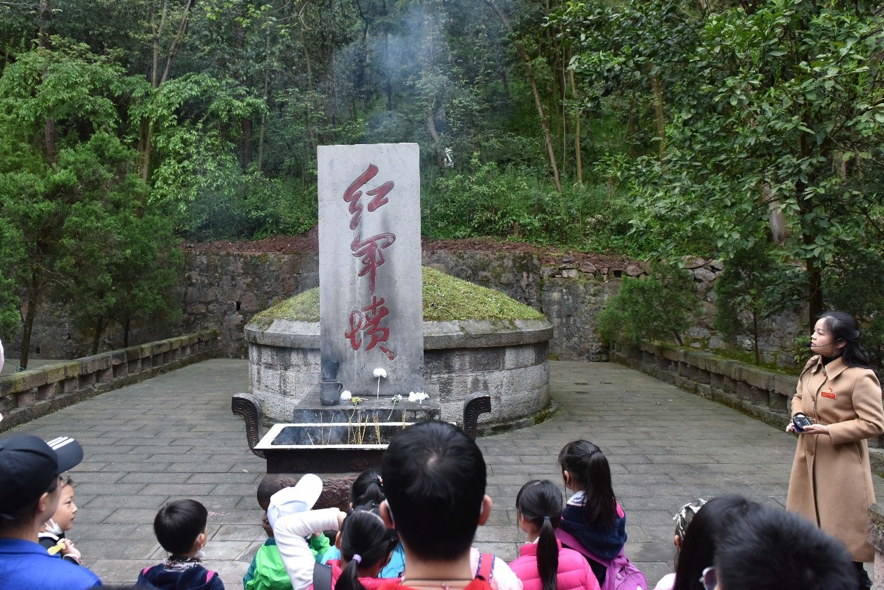 6红军坟前听讲解员讲红军故事.jpg 6红军坟前听讲解员讲红军故事.jpg