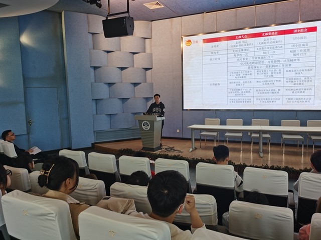 图1、国航193团支书许宏基同学交流团支部建设经验_副本.jpg 图1、国航193团支书许宏基同学交流团支部建设经验_副本.jpg