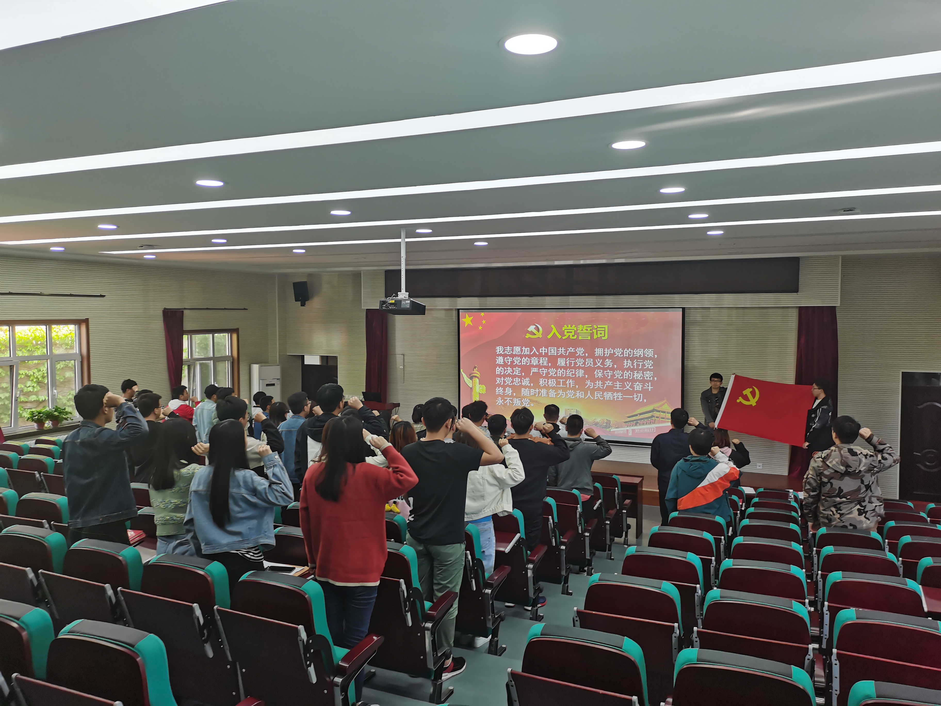 图四 党员进行入党誓词宣誓.jpg 图四 党员进行入党誓词宣誓.jpg