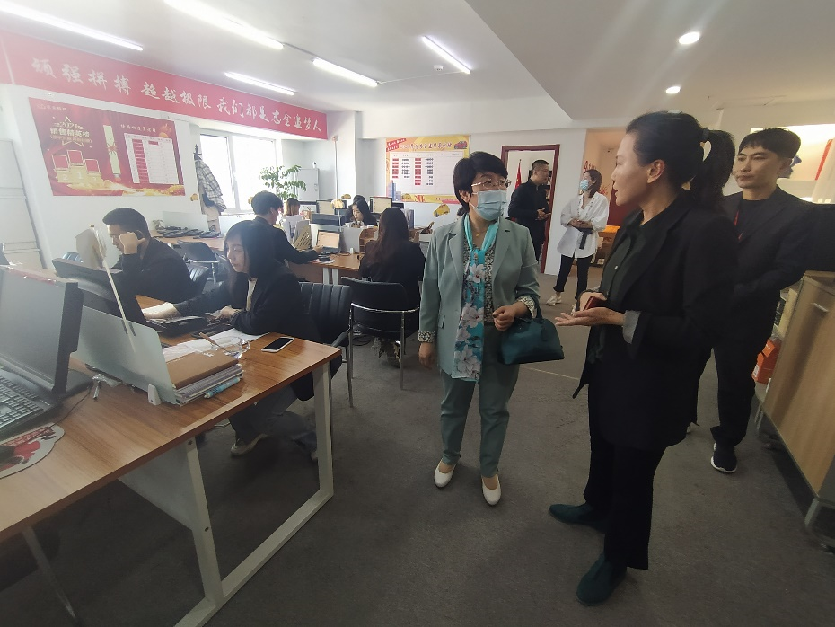 赵艳霞书记与唐山志金科技有限公司交流中.png 赵艳霞书记与唐山志金科技有限公司交流中.png