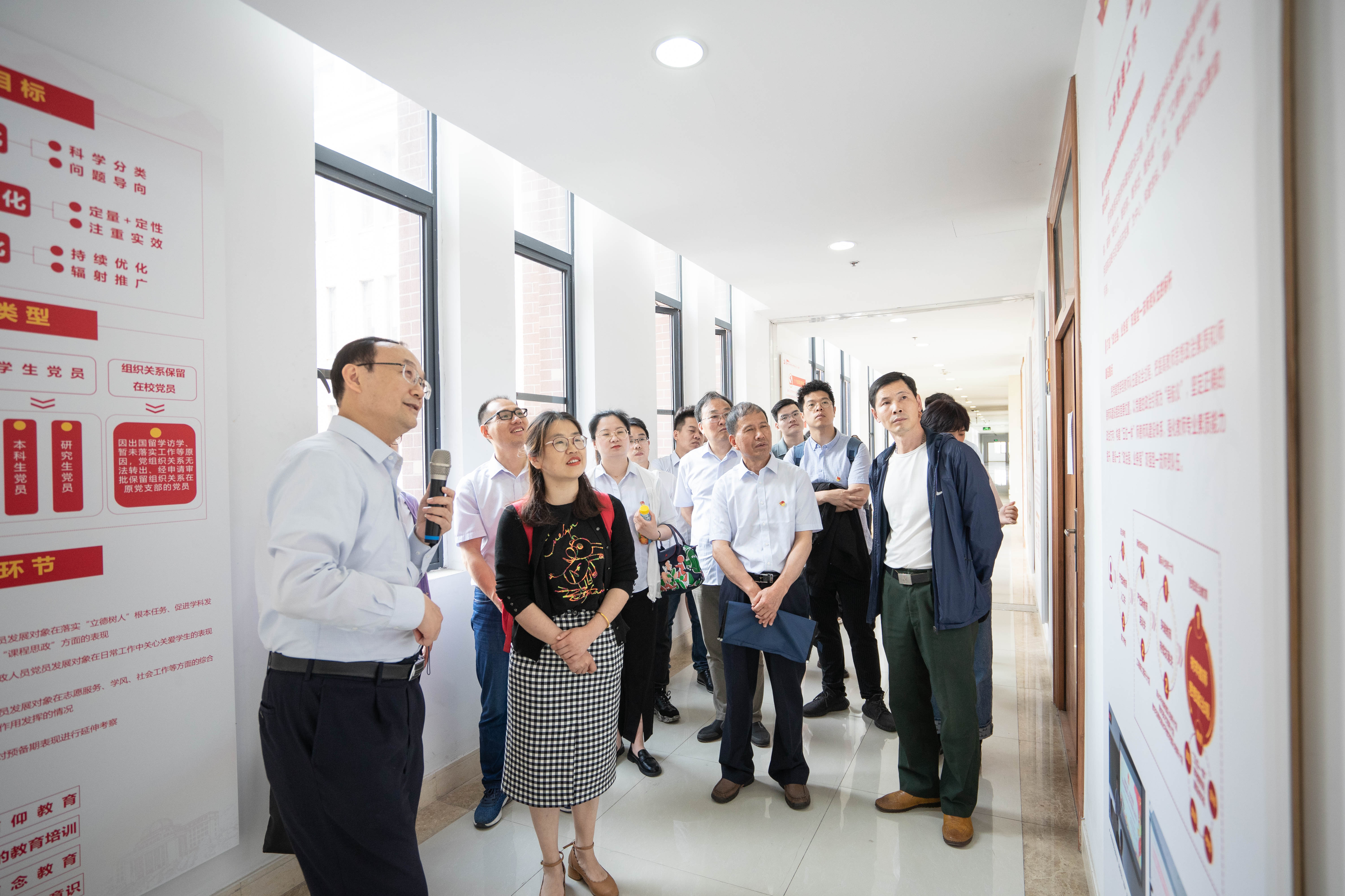 院长姚建华介绍党建育人综合体.jpg 院长姚建华介绍党建育人综合体.jpg