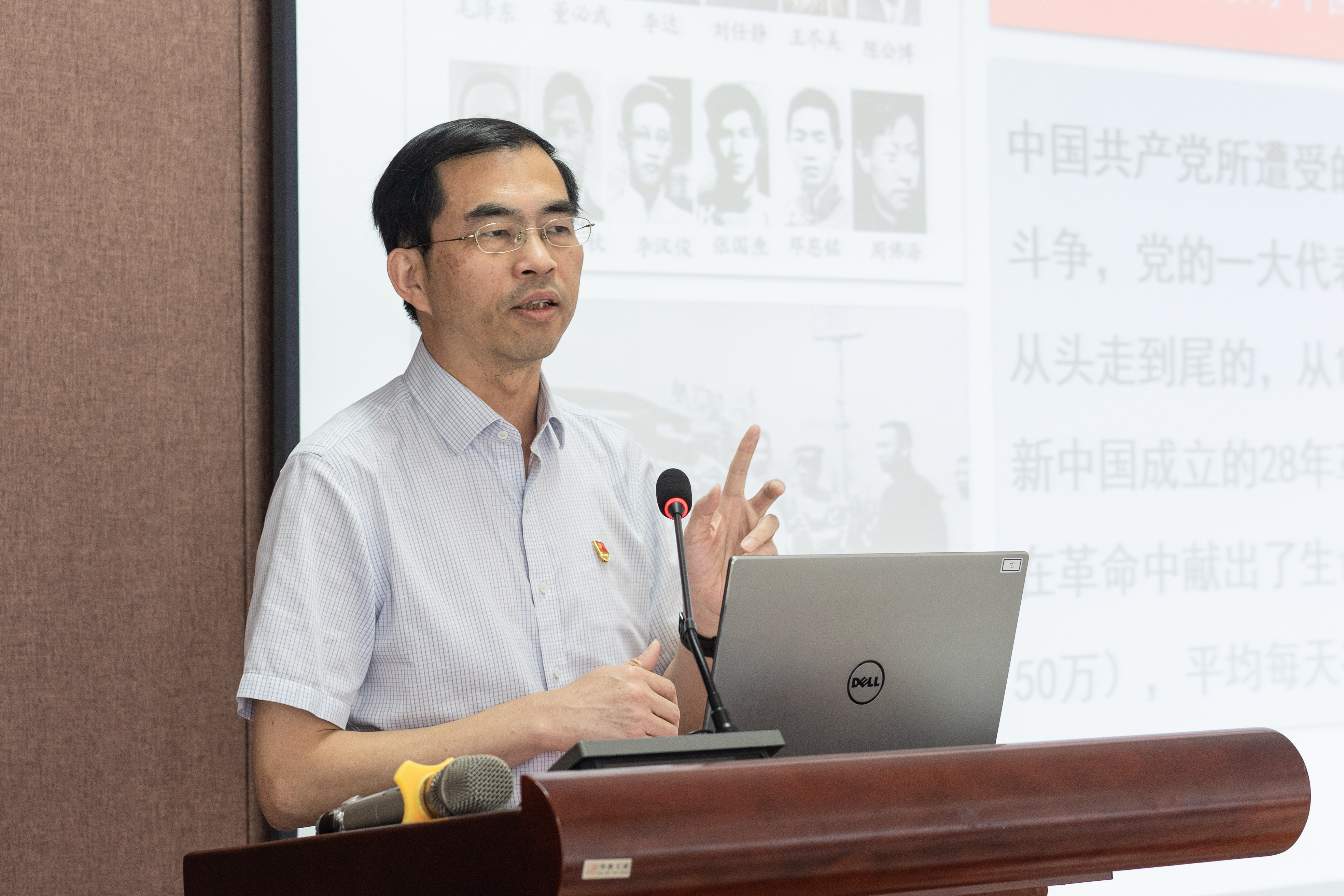 潘柏松讲党课.jpg 潘柏松讲党课.jpg