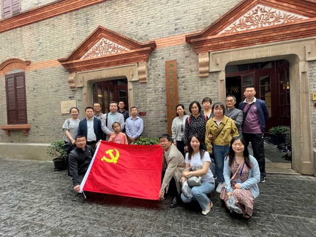 参观合影(二).jpg 参观合影(二).jpg