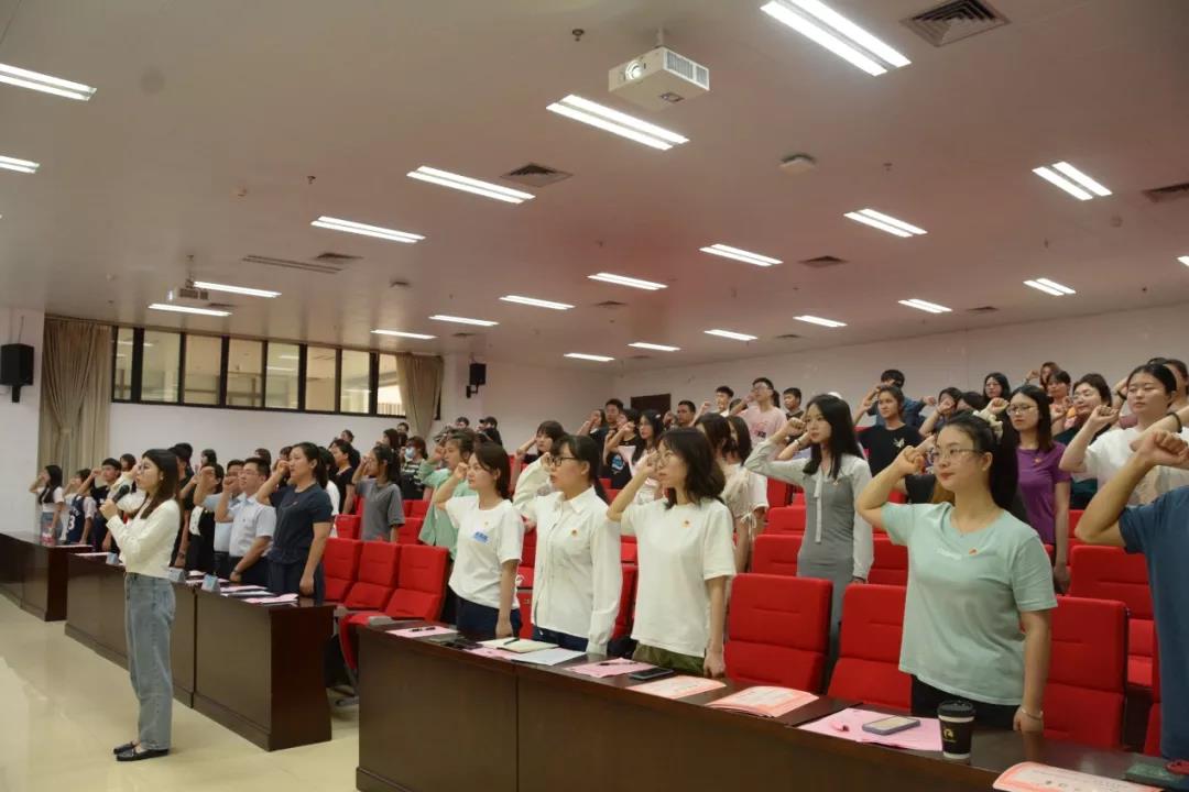 与会人员重温入团誓词.jpg 与会人员重温入团誓词.jpg