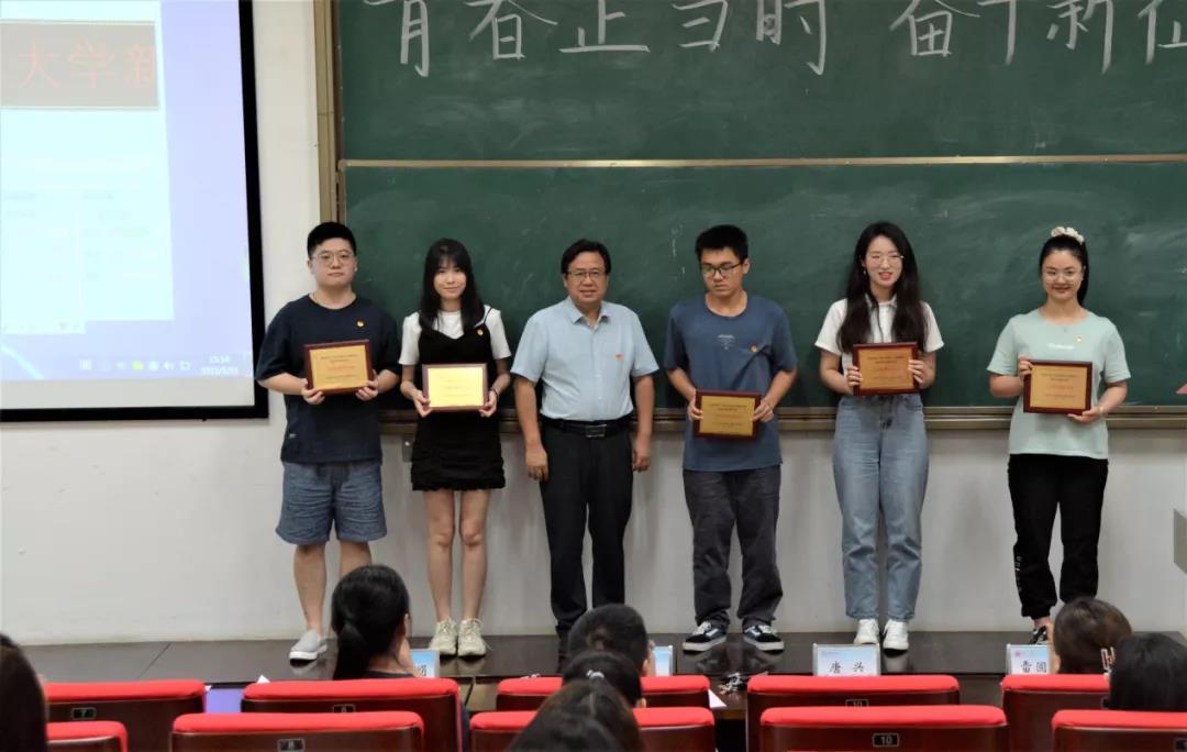 五四红旗团支部代表上台领奖.jpg 五四红旗团支部代表上台领奖.jpg