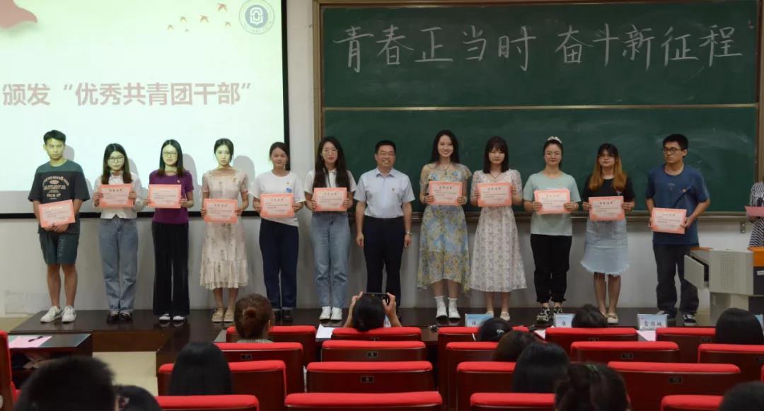 优秀共青团干部代表上台领奖.jpg 优秀共青团干部代表上台领奖.jpg