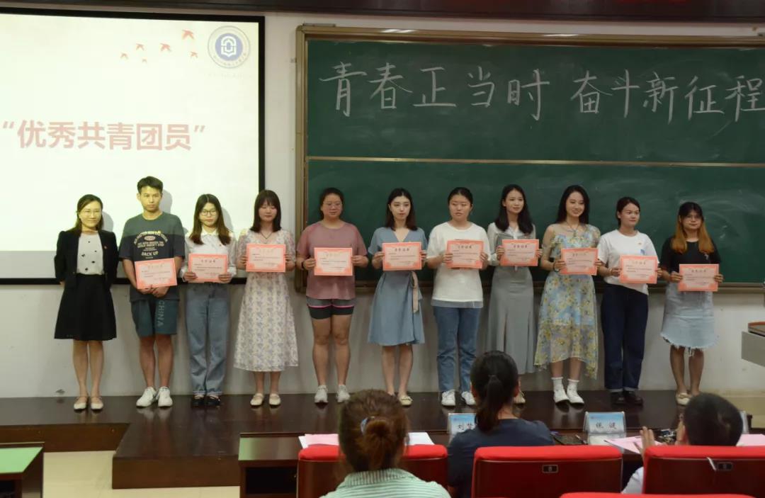 优秀共青团员代表上台领奖.jpg 优秀共青团员代表上台领奖.jpg