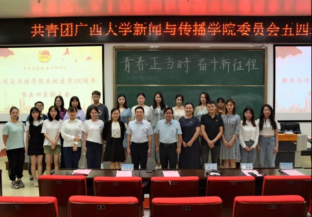 与会老师与大会工作人员合影留念.jpg 与会老师与大会工作人员合影留念.jpg