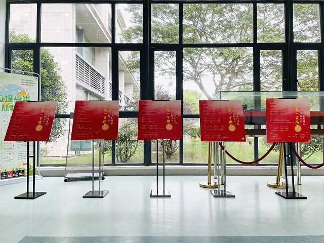 “献给党的三行情诗“展板展示.jpg “献给党的三行情诗“展板展示.jpg