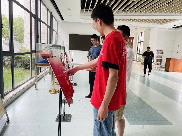 师生共同欣赏交运人献给党的三行情诗.jpg 师生共同欣赏交运人献给党的三行情诗.jpg