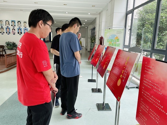 师生共同欣赏交运人献给党的三行情诗2.jpg 师生共同欣赏交运人献给党的三行情诗2.jpg