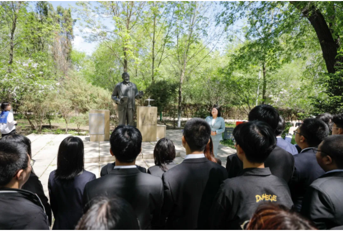 “行走的党史课”现场.PNG “行走的党史课”现场.PNG