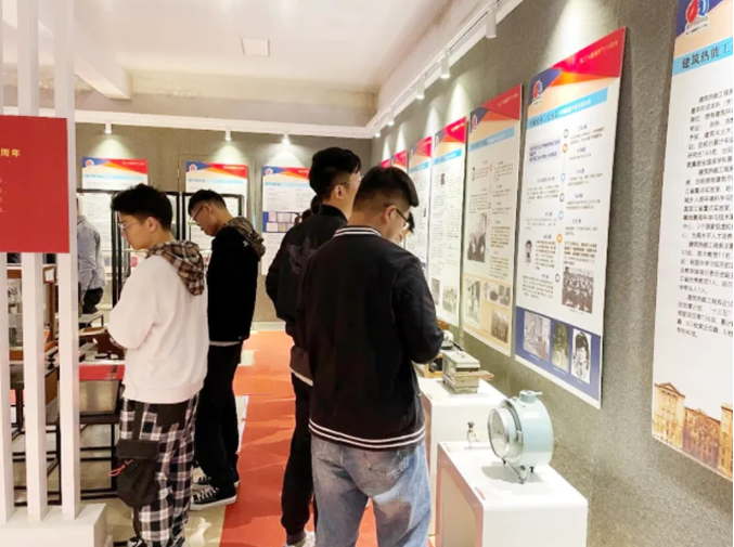 建筑学院同学参观博物馆.PNG 建筑学院同学参观博物馆.PNG