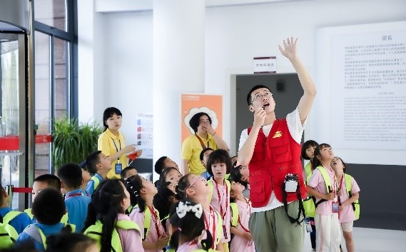 2021年“交小苗”暑期成长营打卡李政道图书馆1.jpg 2021年“交小苗”暑期成长营打卡李政道图书馆1.jpg