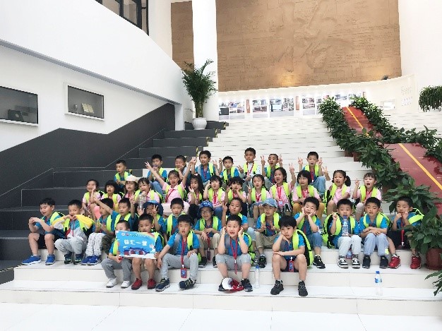 2021年“交小苗”暑期成长营打卡李政道图书馆4.jpg 2021年“交小苗”暑期成长营打卡李政道图书馆4.jpg