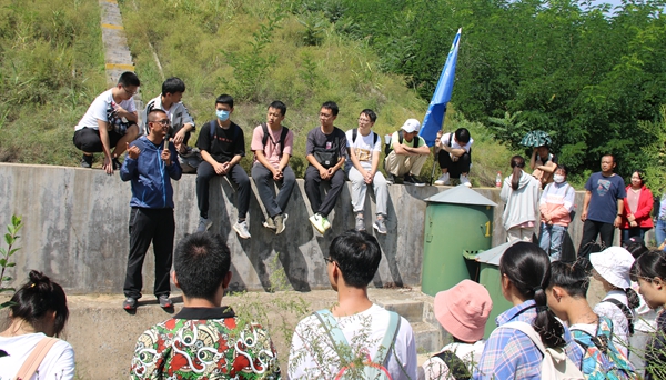 9199839c67f14dc0aefdf72aaa5c9595.jpg 图3 王兵讲解土壤侵蚀机理与过程及预报_副本.jpg