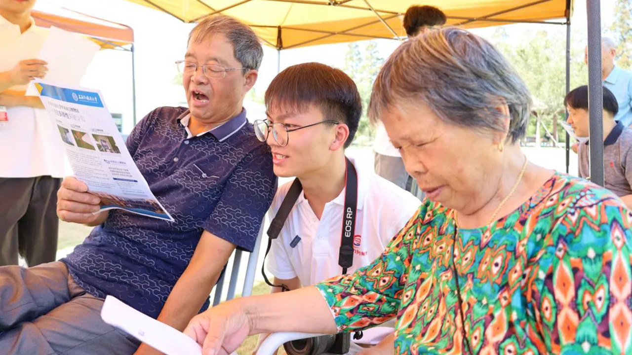 9 俞留云、包小妹与队员刘帅 正在练习诵读《西江月·井冈山》.jpg 9 俞留云、包小妹与队员刘帅 正在练习诵读《西江月·井冈山》.jpg