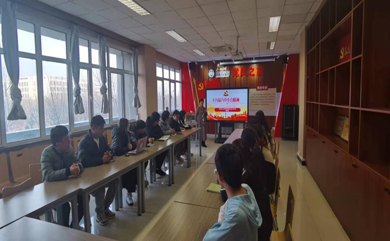 赵艳霞老师宣讲中.png 赵艳霞老师宣讲中.png