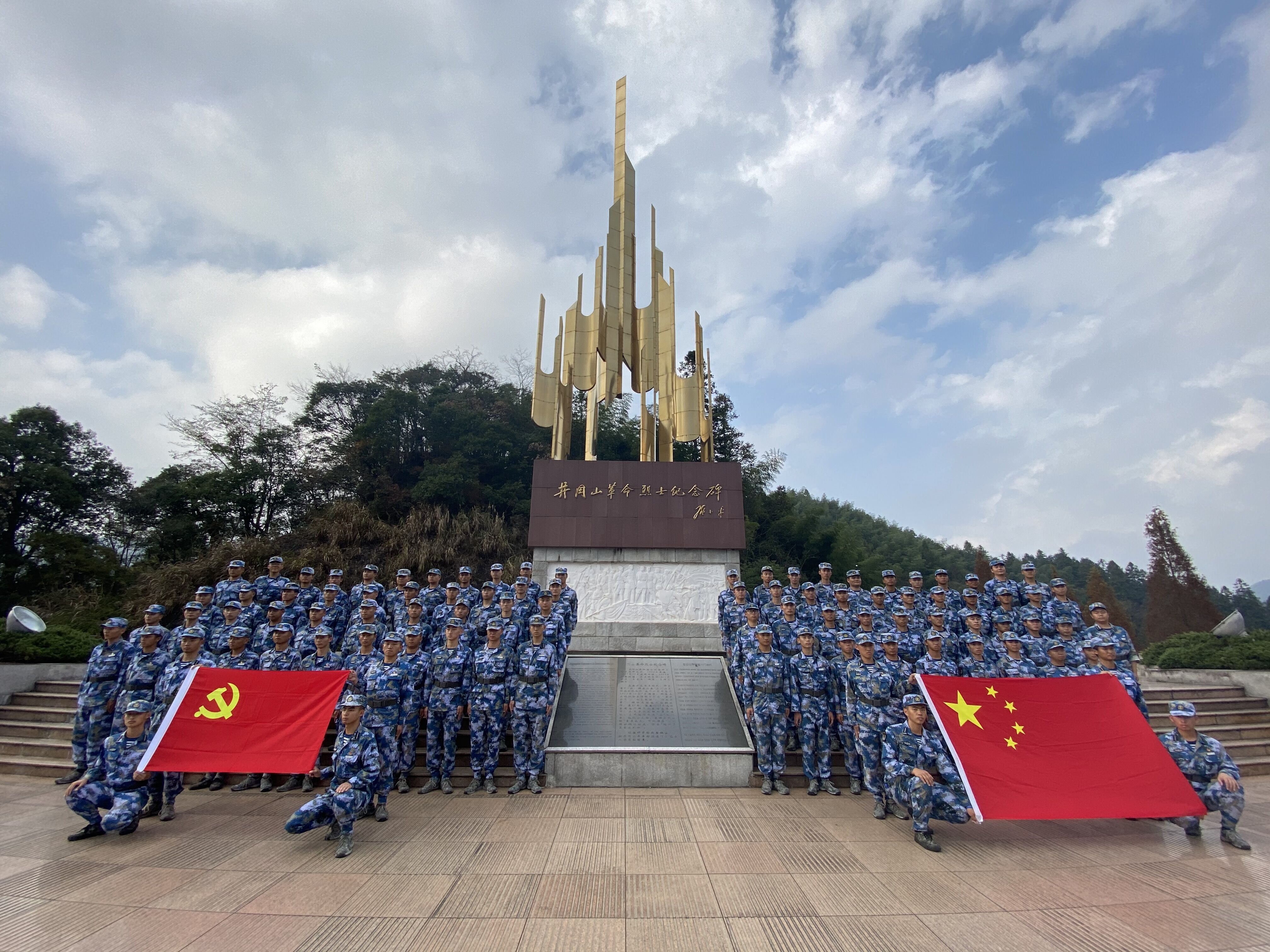 纪念碑前.jpg 纪念碑前.jpg