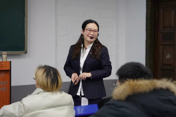 图书馆副馆长卢冬岩.jpg 图书馆副馆长卢冬岩.jpg