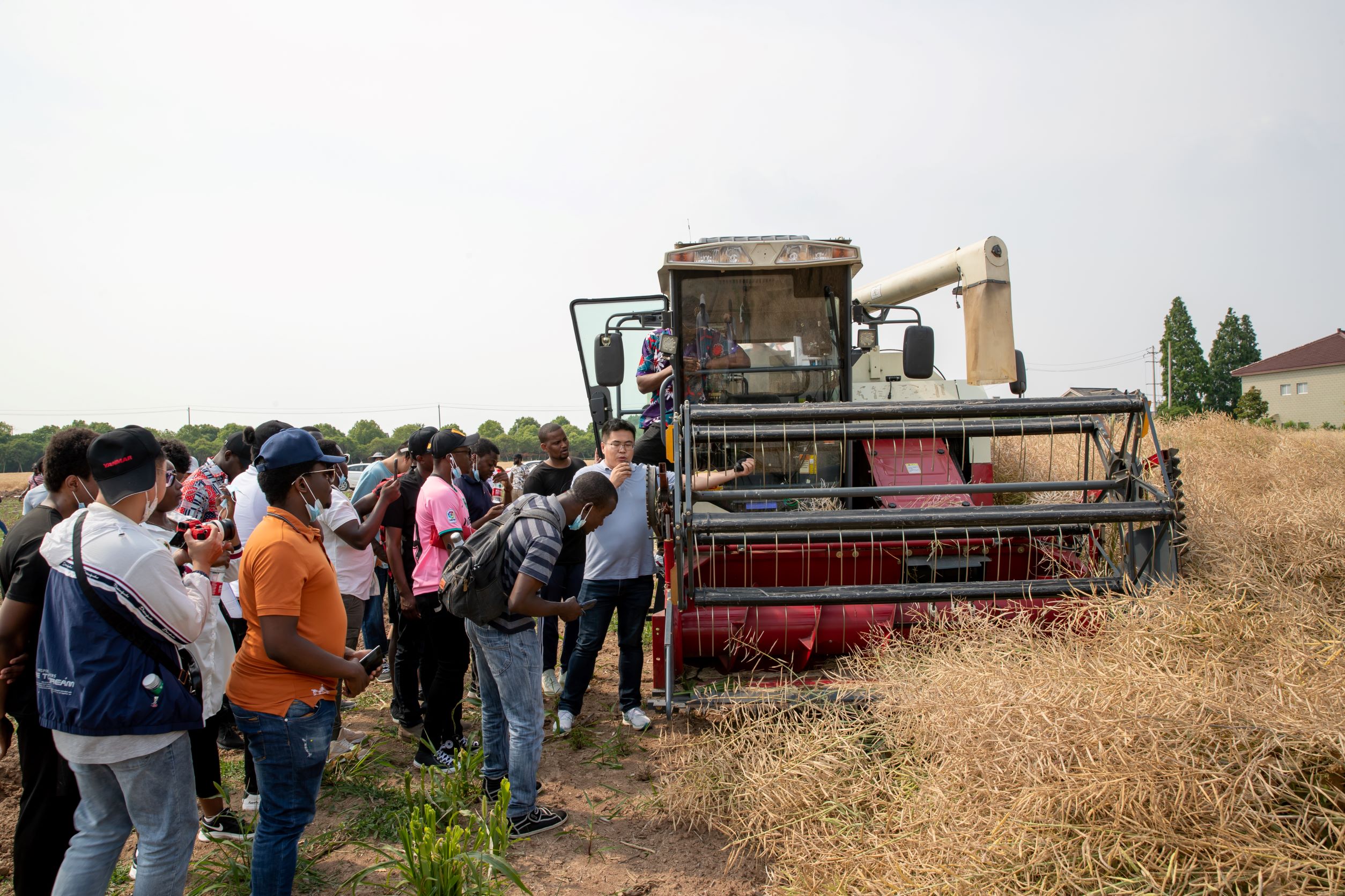 留学生观摩,梁振伟介绍.jpg 留学生观摩,梁振伟介绍.jpg