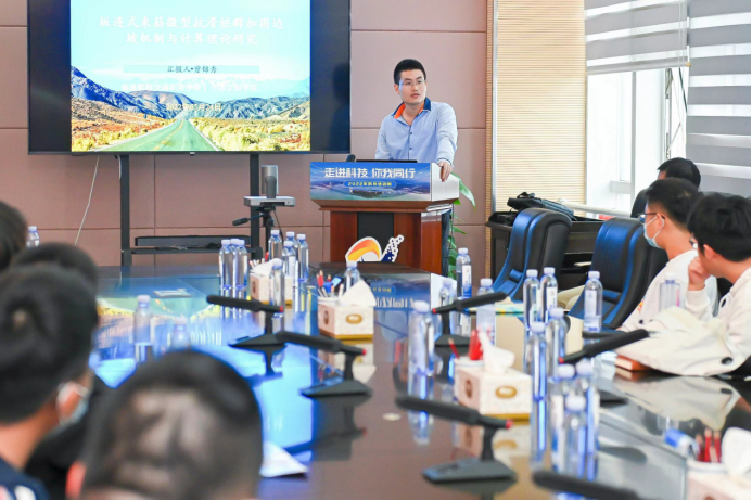 曾锦秀博士进行高新技术科普专题讲座.png 曾锦秀博士进行高新技术科普专题讲座.png